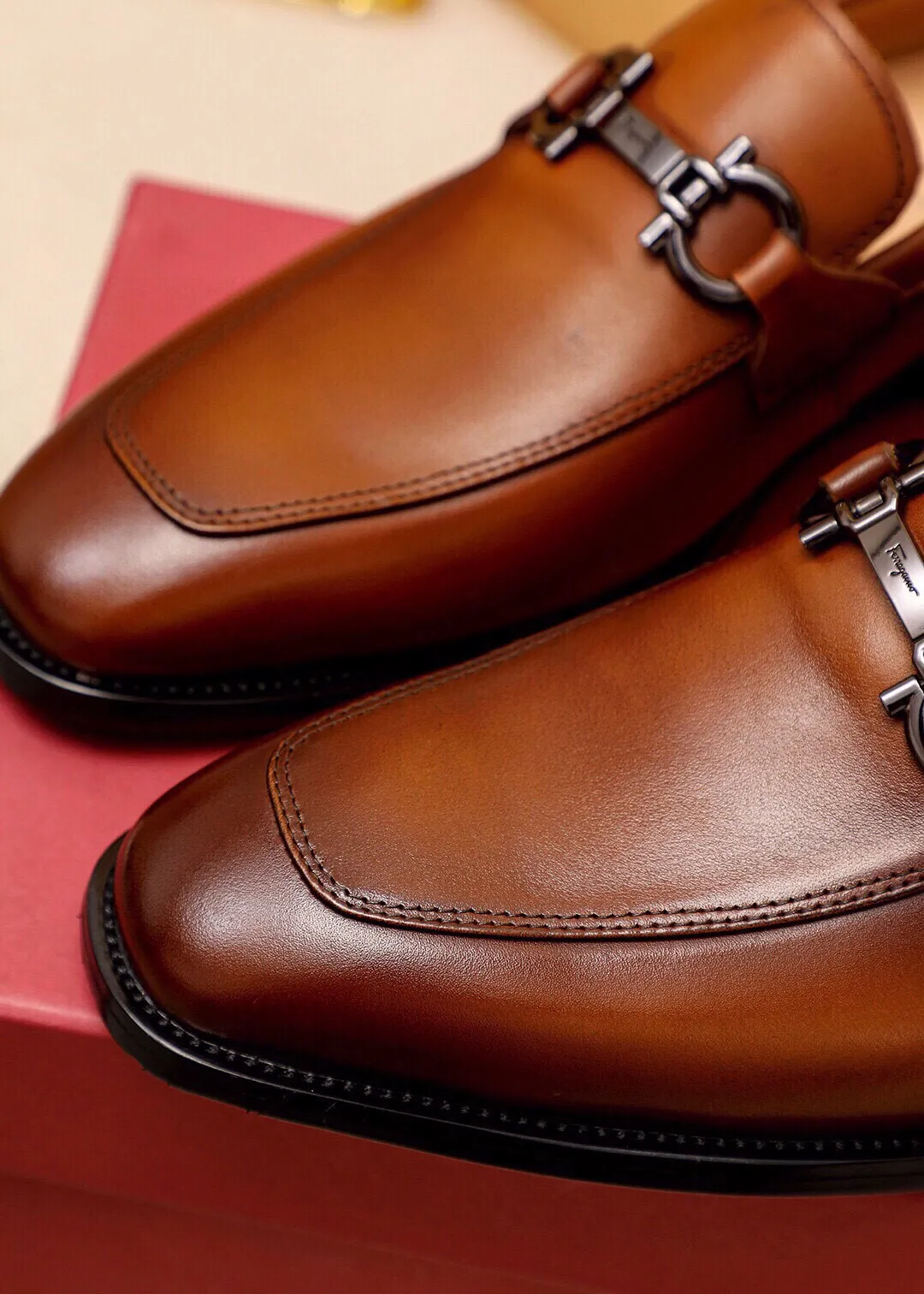 Men's shoes 💰460 💐 Product trademark: Ferragamo "Ferragamo" casual leather shoes Regular size: 38-44 (custom-made at 45.46.47🉑️) Product materials: Selected imported first-layer calfskin upper + original hardware buckle, imported water-dyed cow leather lining. Strong three-dimensional visual effect, combined outsole Color: 2⃣️colors available